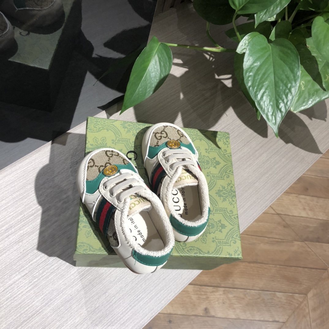 Children's shoes child